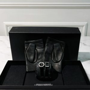 CHANEL J12 XS WITH GLOVES
