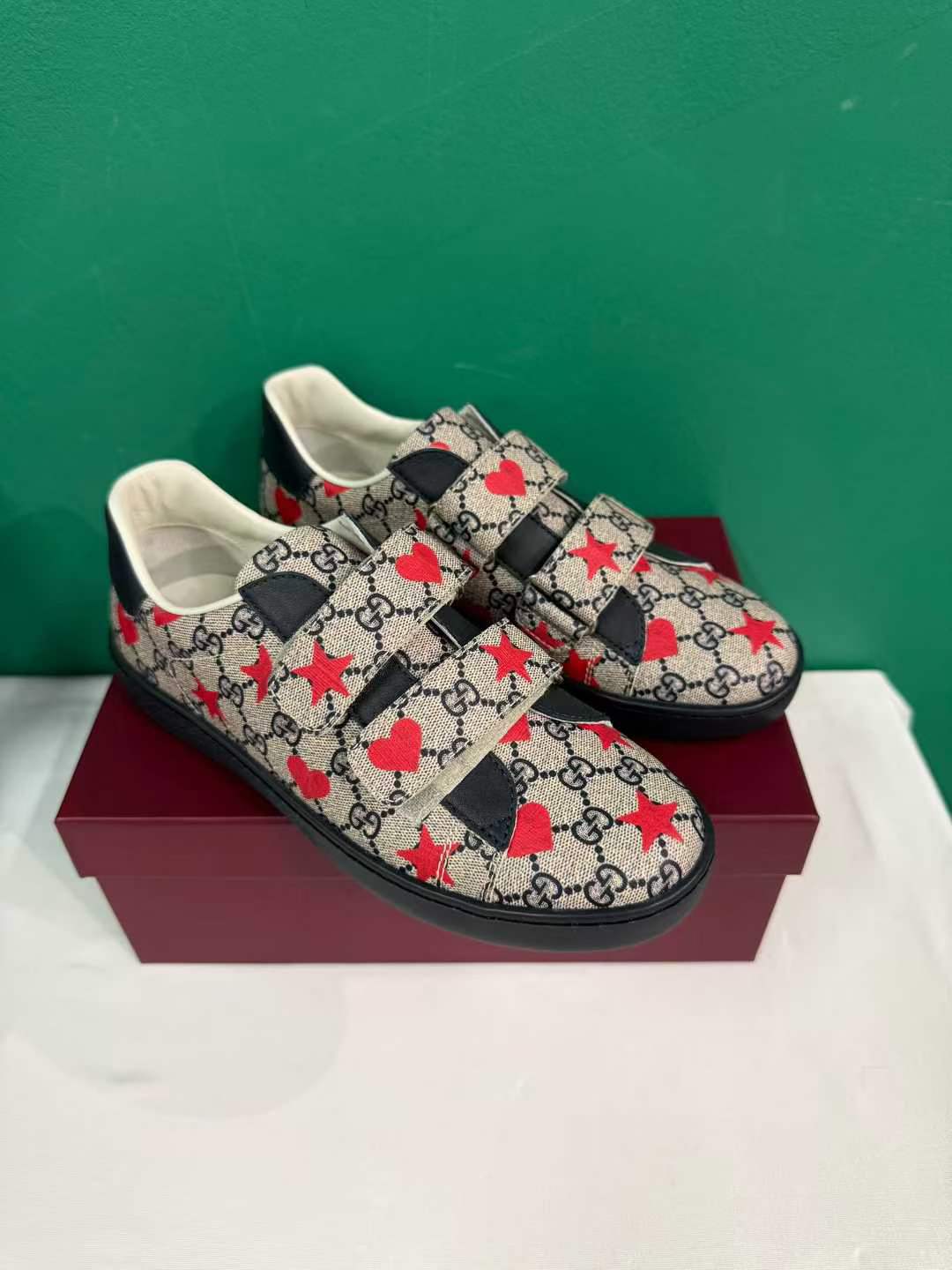 حذاء رياضي للأطفال من غوتشي المُزخرف بقلب ونجمة من نسيج GG Supreme النابض بالحياة (المقاس 33)64797682219138111