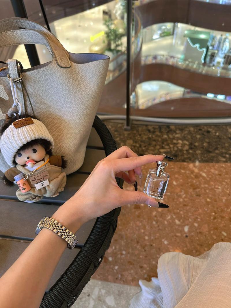 عينة عطر يستخدمها المرء بنفسه 15 مل64439905540481110