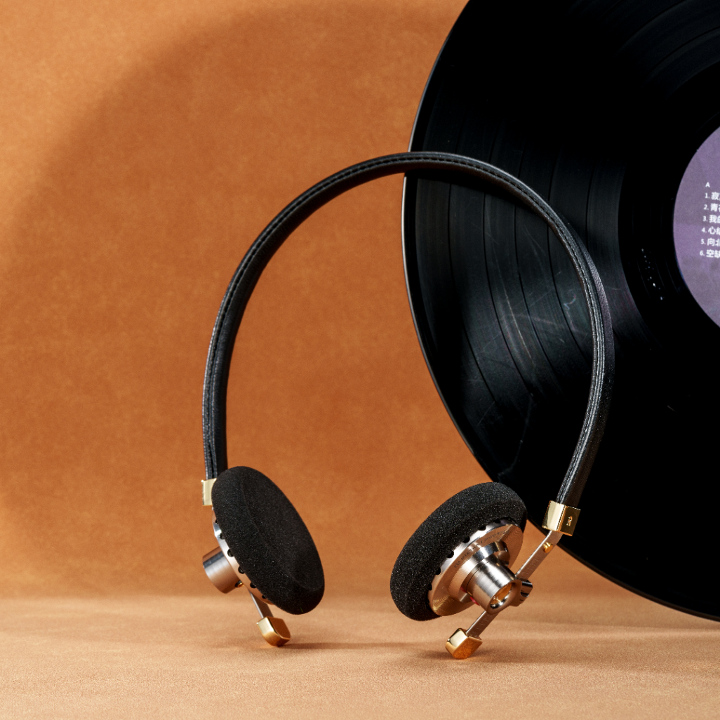 ROSESELSA Distant Mountain Over-Ear HIFI Wired Headphones OOTD Retro Headphones Celebrity Headphones Fashion Apparel Street Snap Real-Time Camera MMCX 3.5mm（Black）63615292099714110