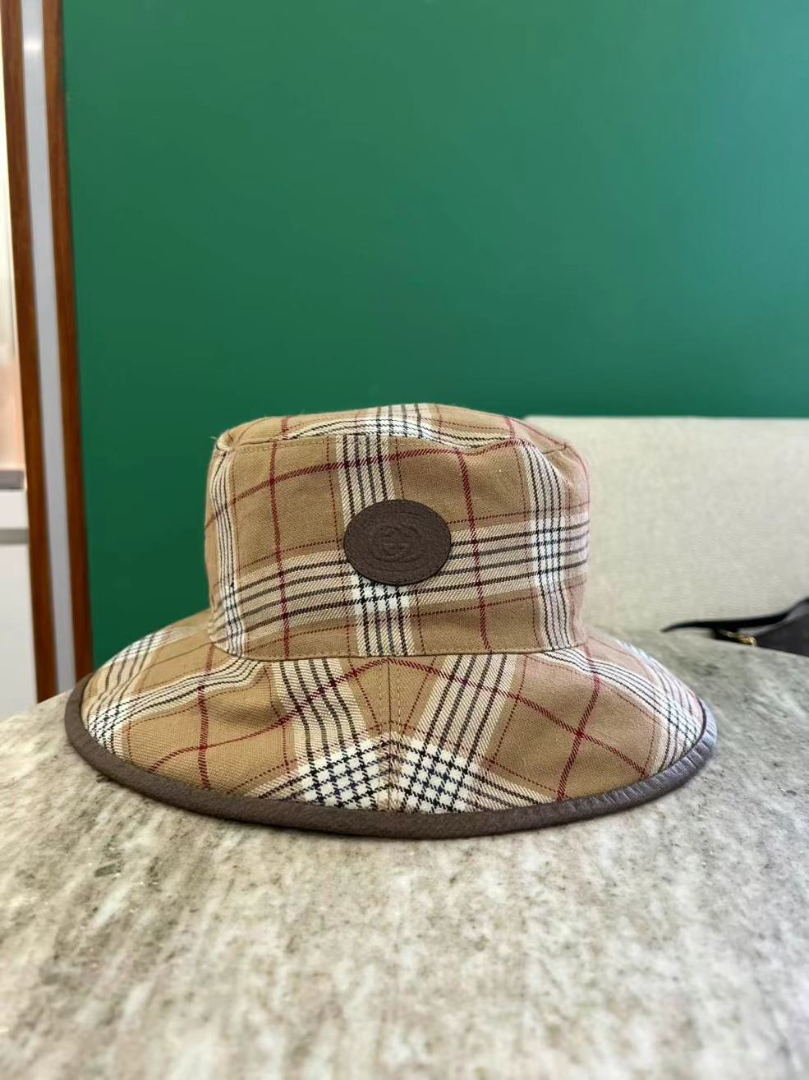 Gucci Reversible Bucket Hat – Size M | Beige GG & Tan Plaid | Like New63228370715777110