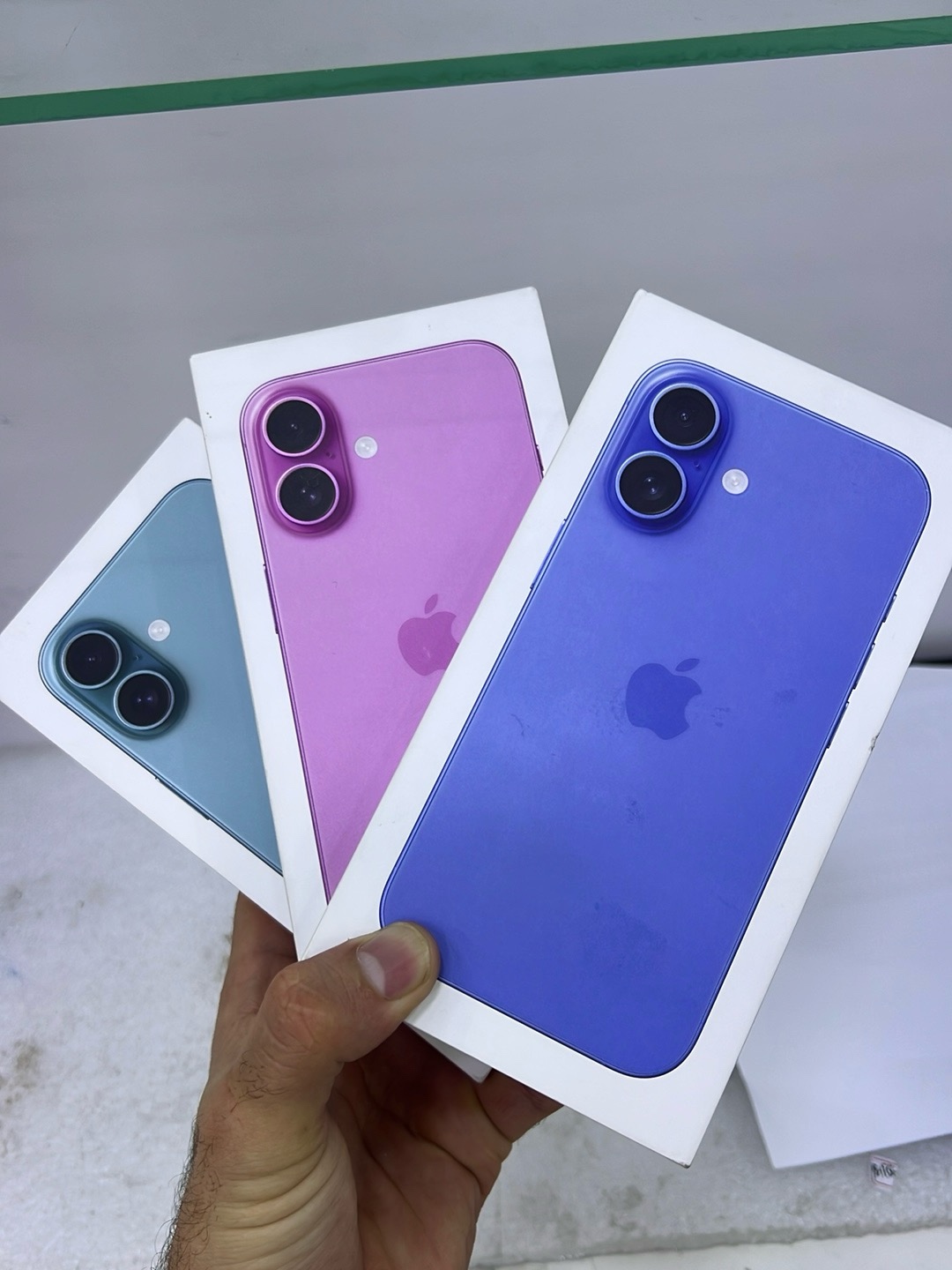 iPhone 1664446285693057112
