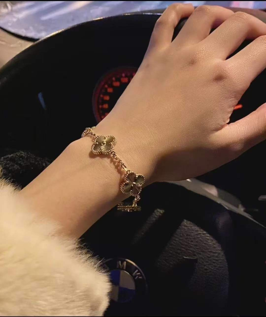 Van Cleef & Arpels Vintage Alhambra Bracelet – 5 Motifs, 18K Yellow Gold | Excellent Condition63227500517634113