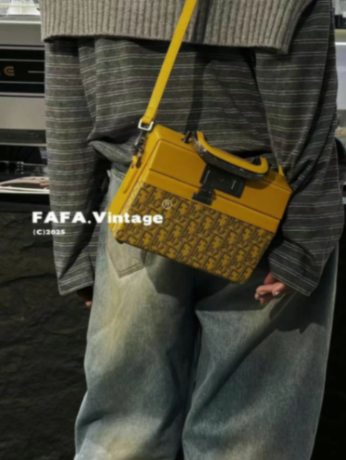 حقيبة داريوال vintage بقفل – صفراء بعلامة داريوال | مستعملة | للجنسين63228201127298112