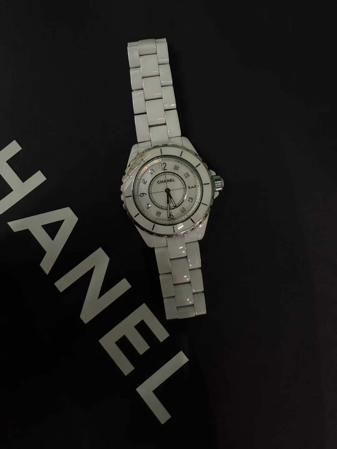 Chanel J12 White Ceramic – 38mm (Pre-owned)