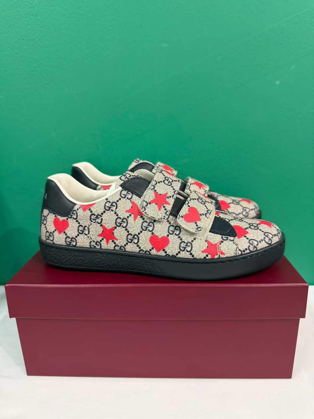 حذاء رياضي للأطفال من غوتشي المُزخرف بقلب ونجمة من نسيج GG Supreme النابض بالحياة (المقاس 33)64797682219138110