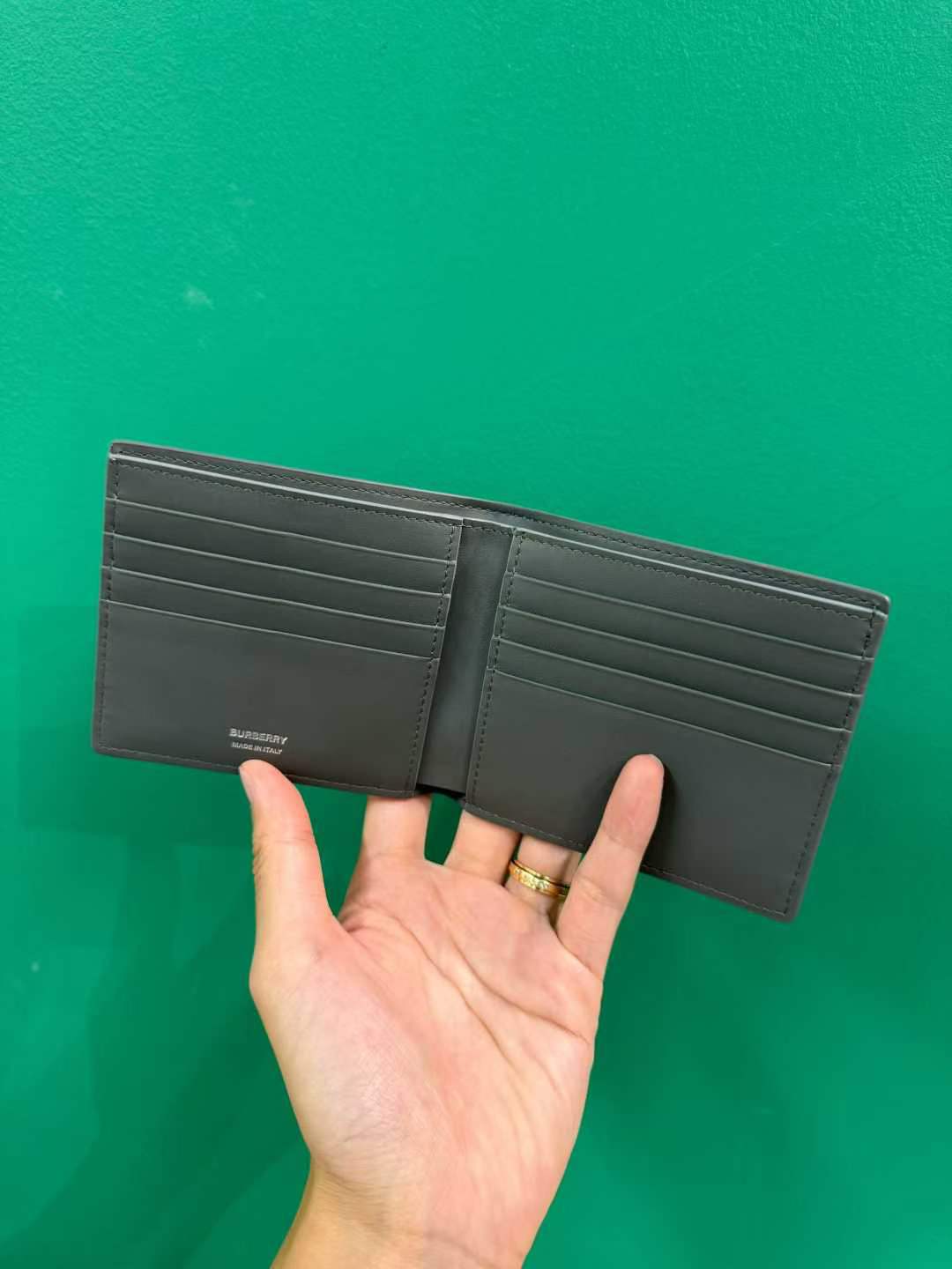 محفظة بيربيري رمادية مطوية64444118438530111