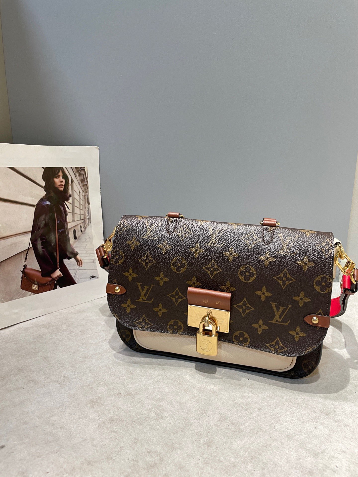 Bolso mensajero LV/Louis Vuitton con cierre de monograma, para llevar a mano o al hombro