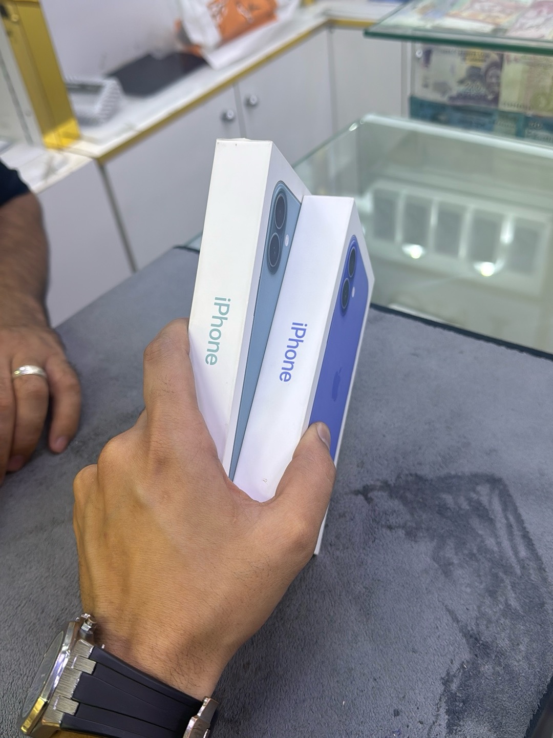 آيفون 1664446155748482112