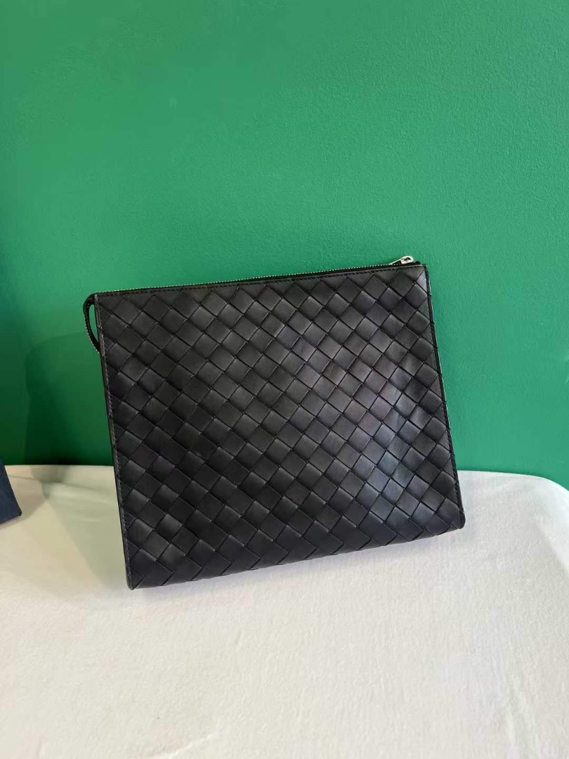 Bottega Veneta Intrecciato Leather Pouch – Excellent Condition632277931112981128