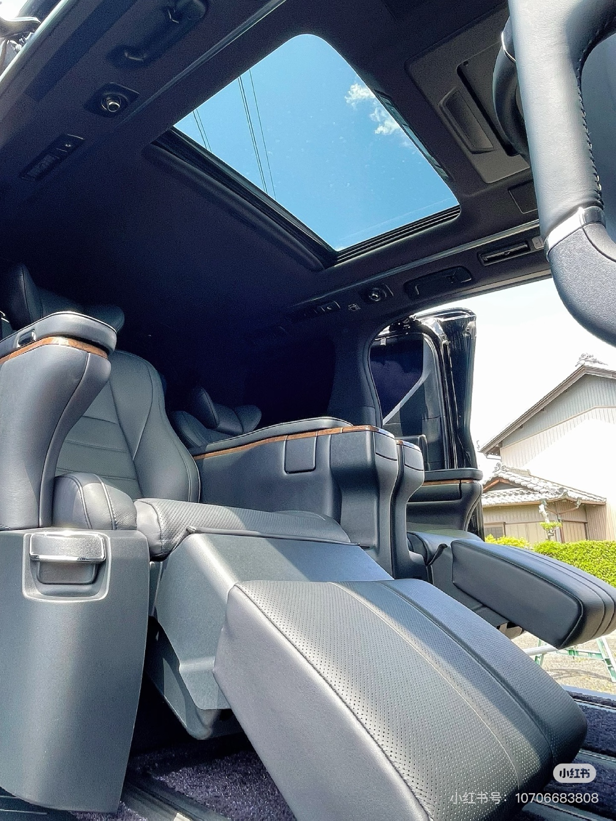 Two 3.5V6 Vellfire vehicles shipped to New Zealand