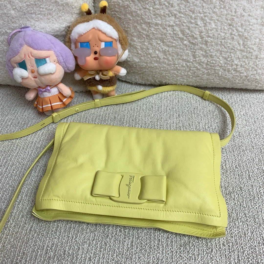 Ferragamo/菲拉格幕 淡黄蝴蝶结云朵斜挎包64324603084801110